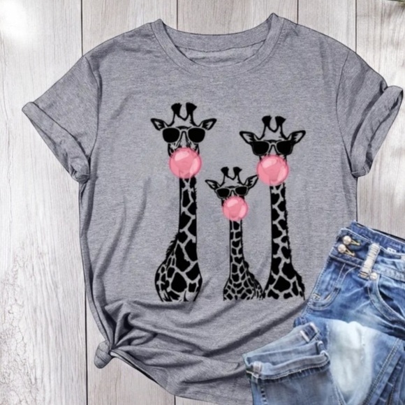 Giraffe blowing bubble Gum Tshirt - Picture 1 of 3